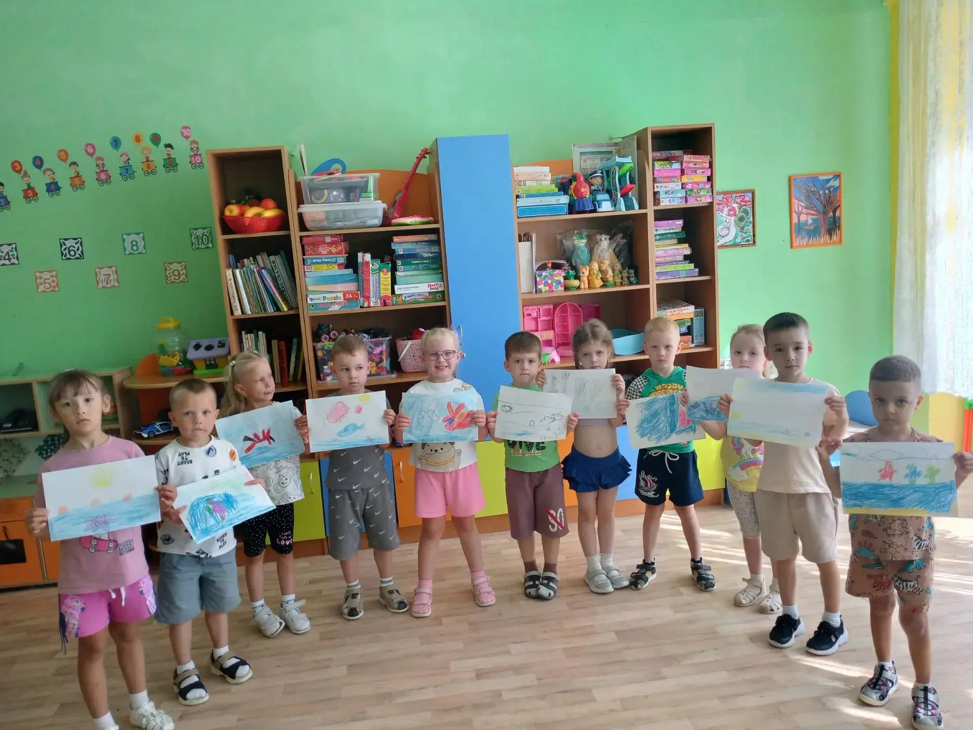 В рамках недели
"Удивительное рядом" дети 11 группы смотрели презентацию "Морские обитатели", рассма