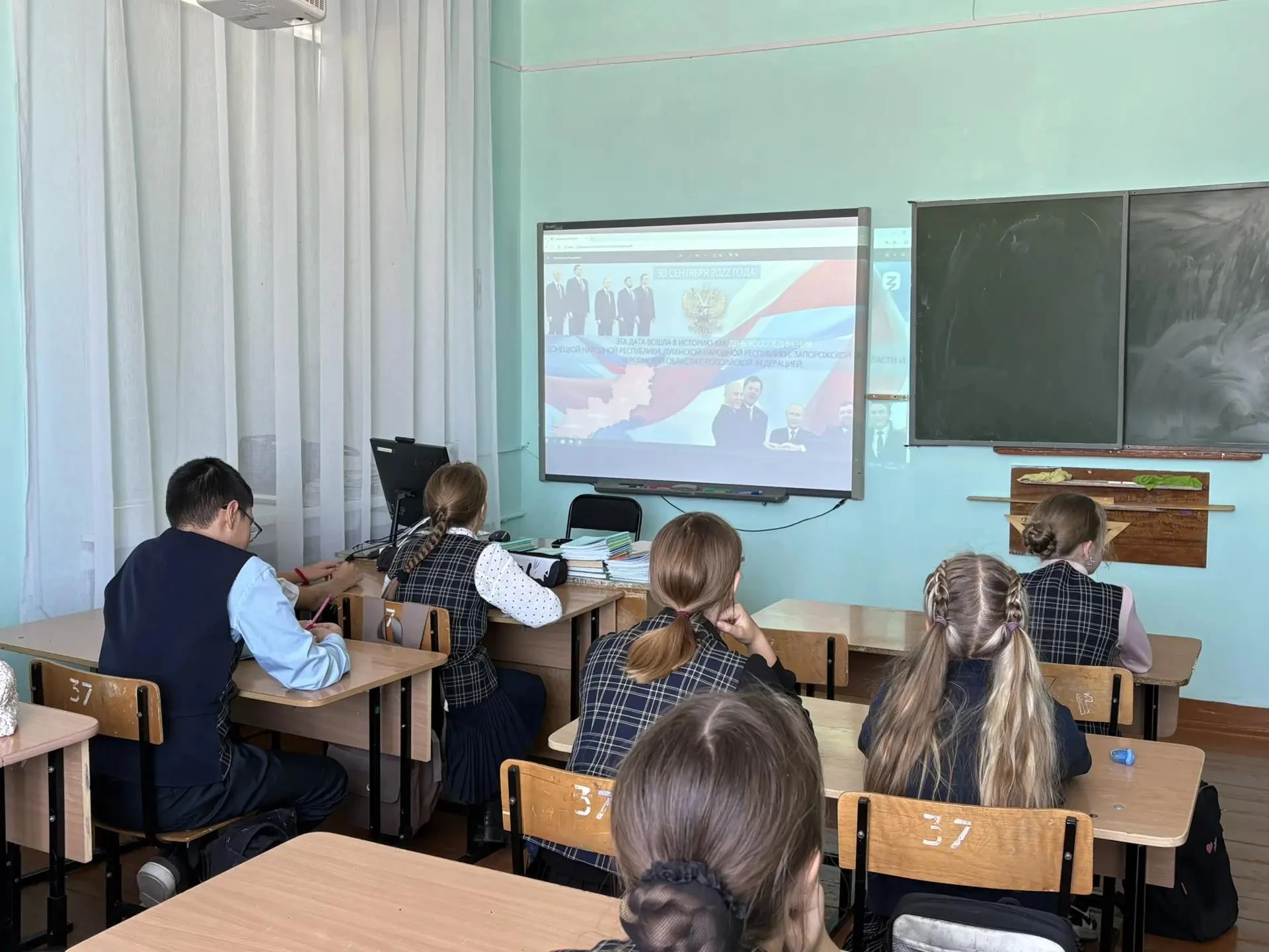 Единство и общая история: в 5 «А» и 6 «А» классах прошел тематический урок ко Дню воссо...