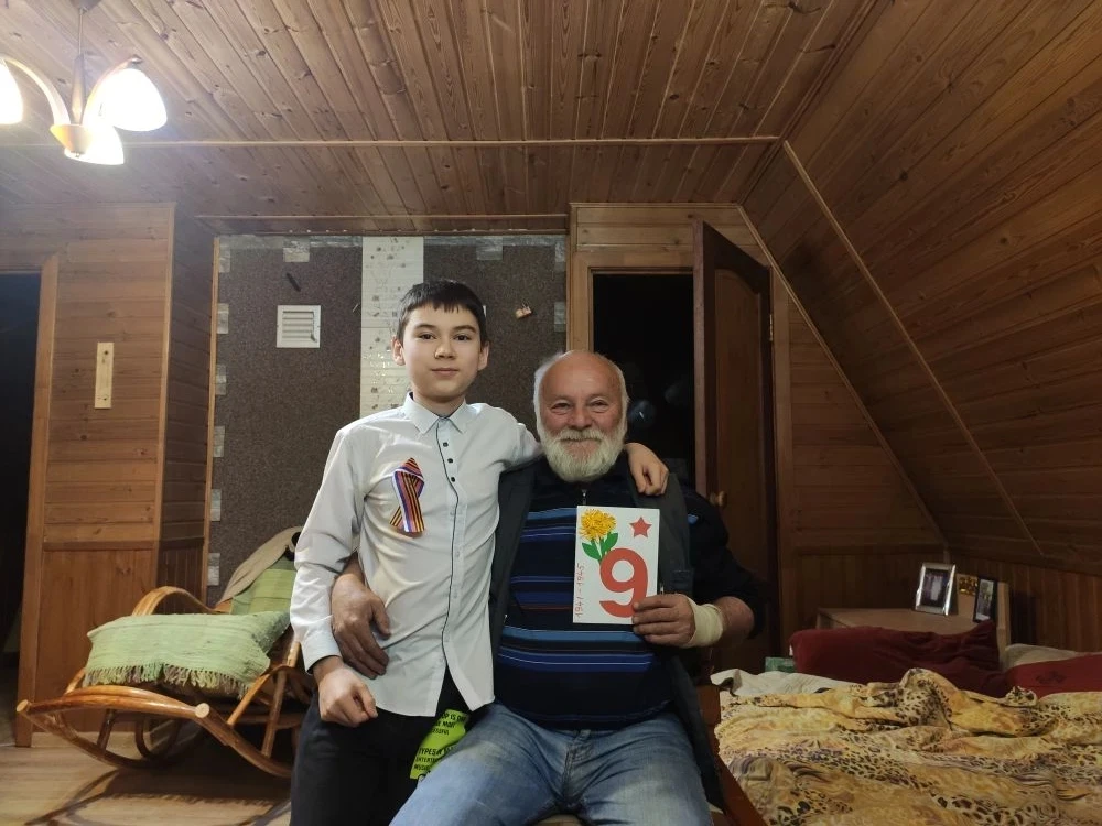 В преддверие праздника День Победы обучающиеся нашей школы посетили и поздравили детей ...