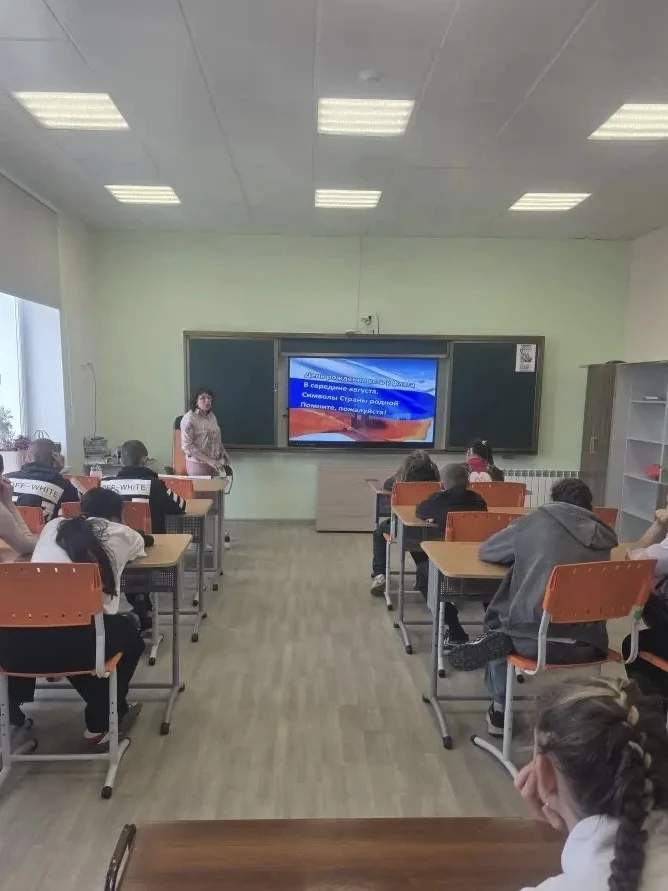 🇷🇺 Окно России 🇷🇺

Ко Дню России учителя Е.В. Хмурович и С.Е. Папкова совместно с Центральной би