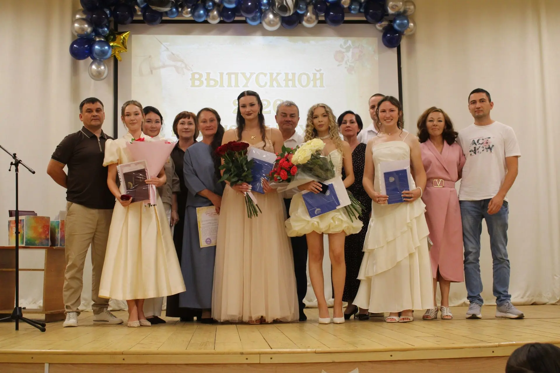 27 июня в Дебёсской школе прошёл выпускной для 11-х классов.
📸 https://vk.com/album-11632893_313893