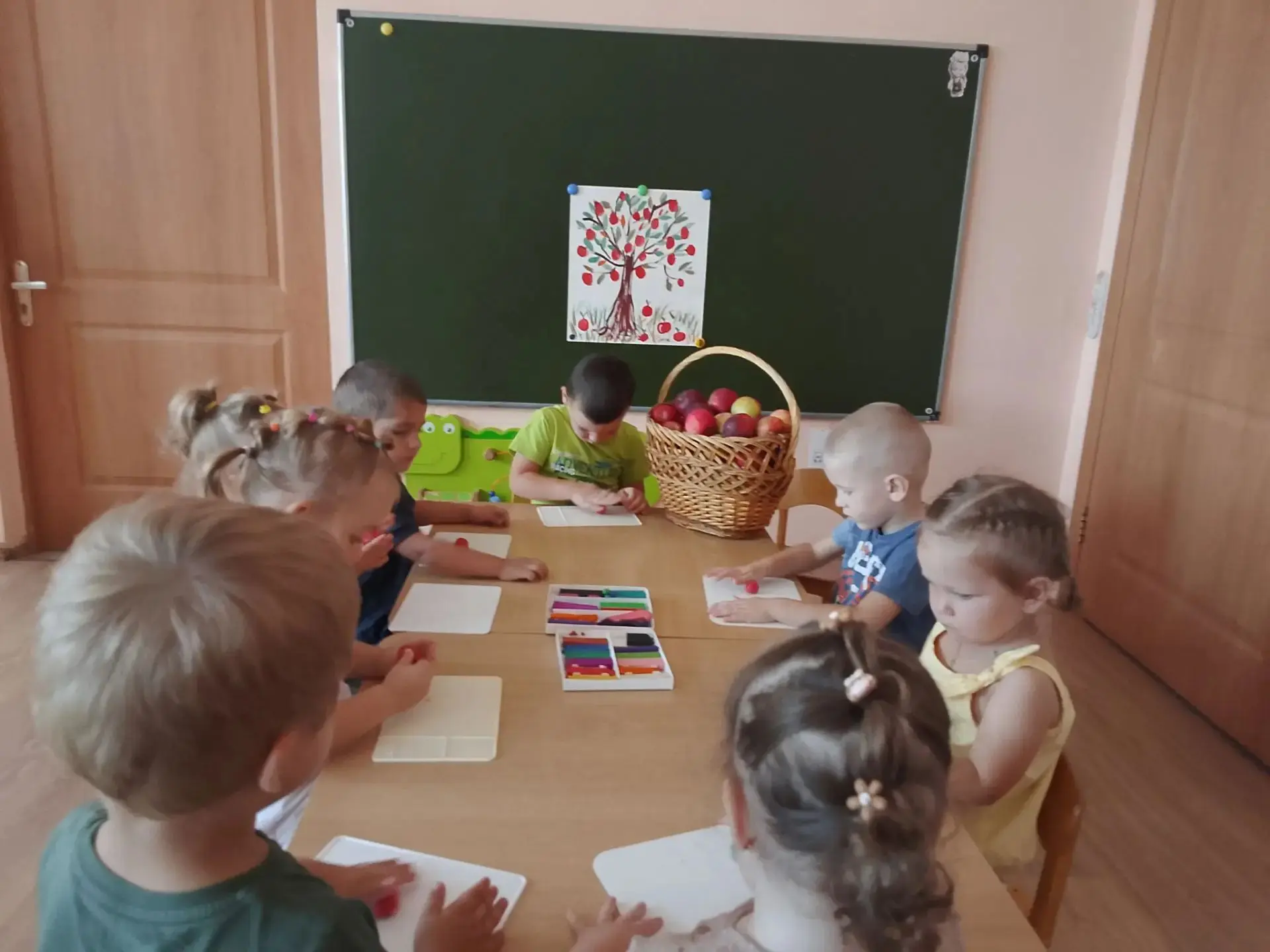 Сегодня в группе «Теремок» было по-особенному уютно и вкусно! Мы отмечали Яблочный Спас...