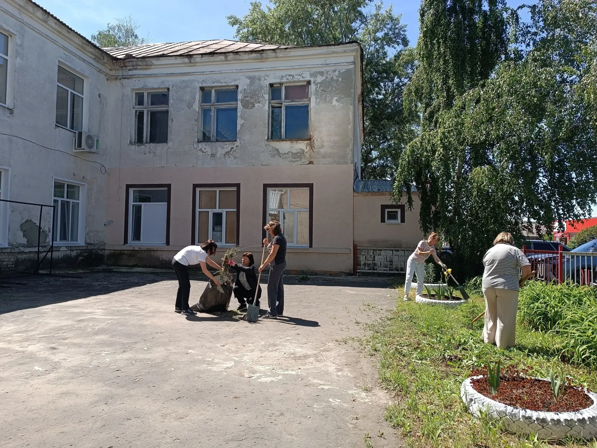 Сотрудники Центра дополнительного образования с. Балтай организовали уборку на территории учреждения