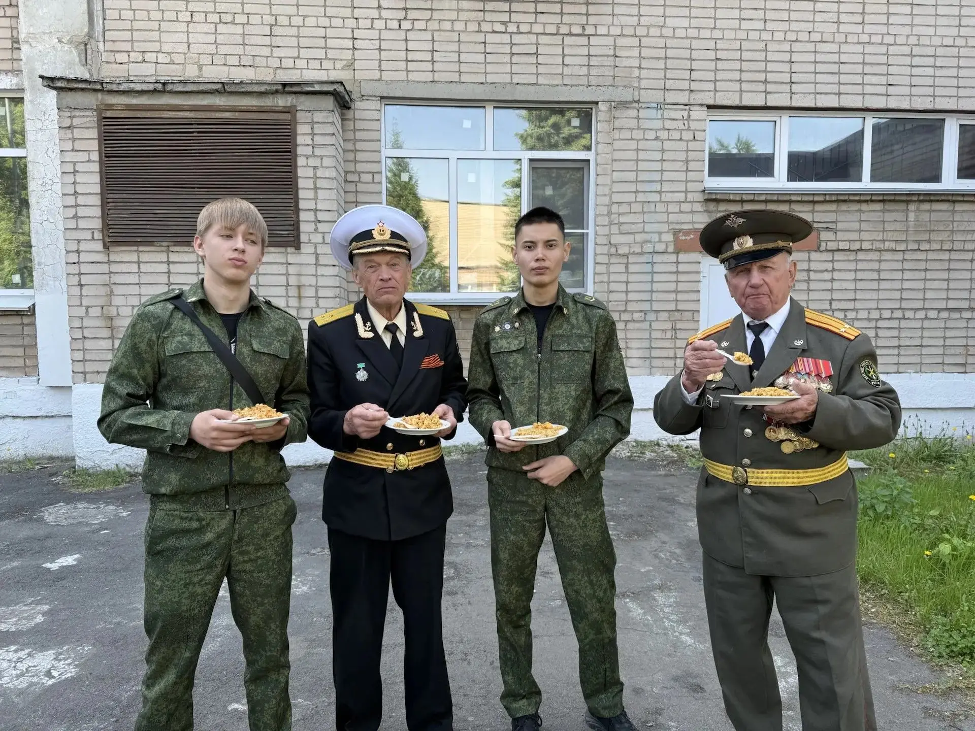 В нашей школе прошла ежегодная «Зарничка»! 🇷🇺  Кадетские классы погрузились в атмосферу настоящей по