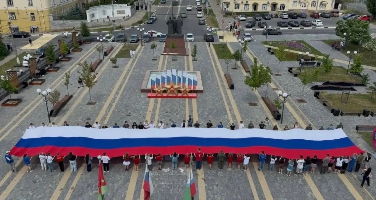 Огромный флаг России растянули сегодня в Старом Осколе 🇷🇺