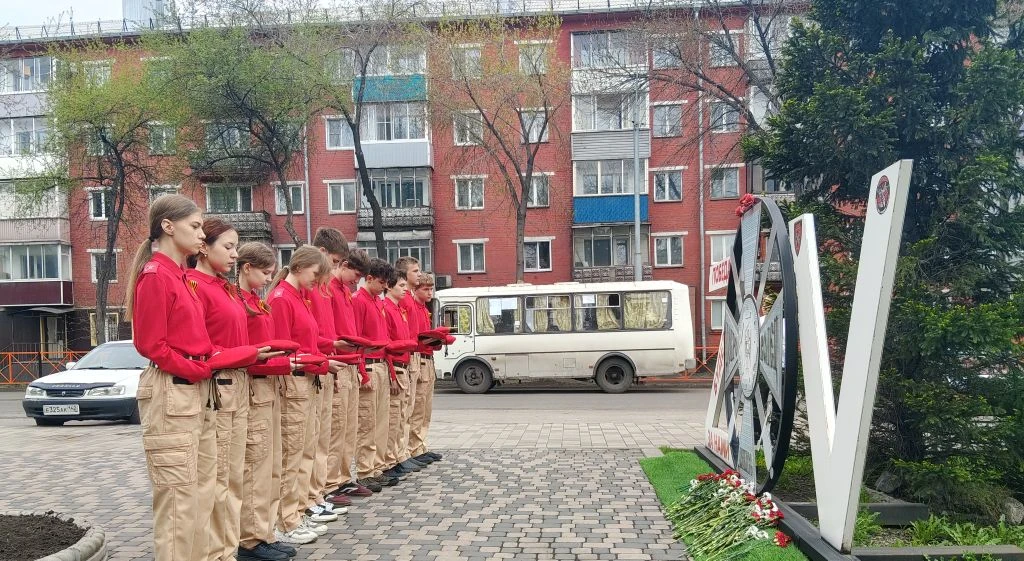 🇷🇺Этих дней не смолкнет  слава.. 🇷🇺 8 мая учащиеся школы приняли участие в церемонии возложения живы