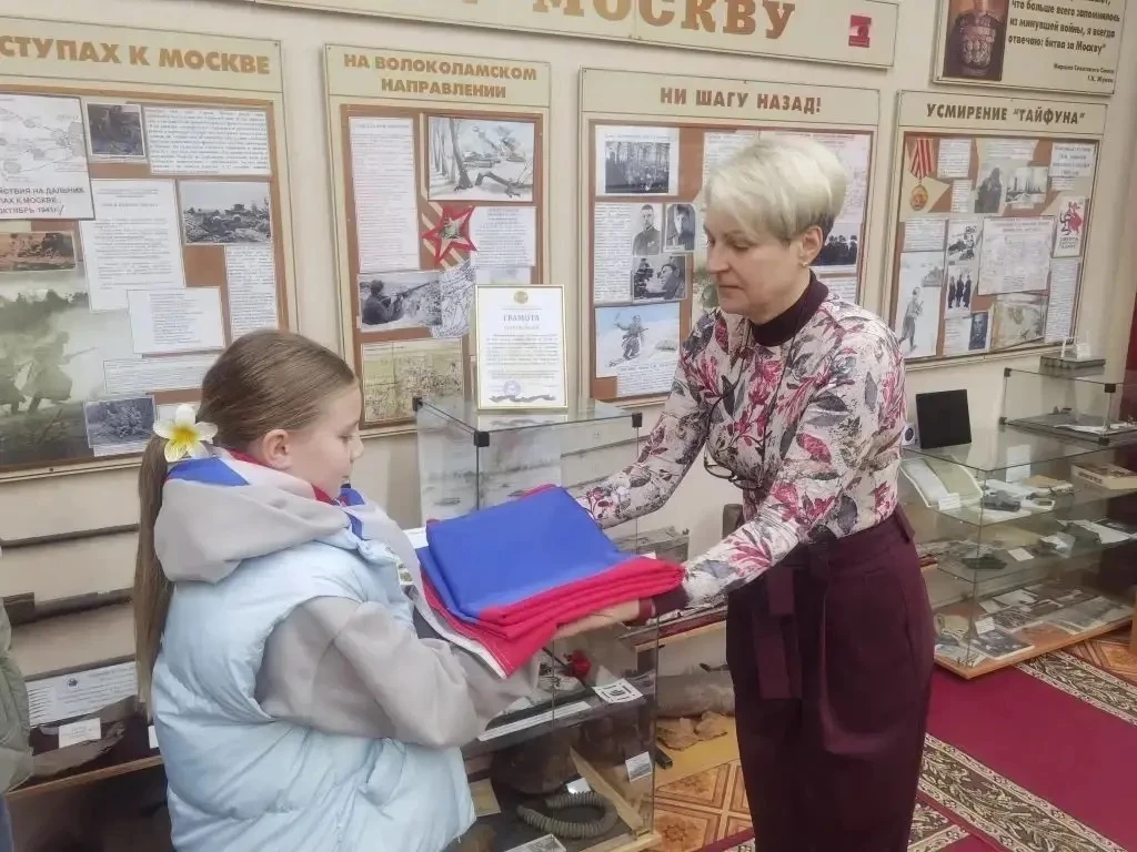 🇷🇺Новая учебная неделя, по неизменной традиции, во всех корпусах нашей школы началась с торжественно