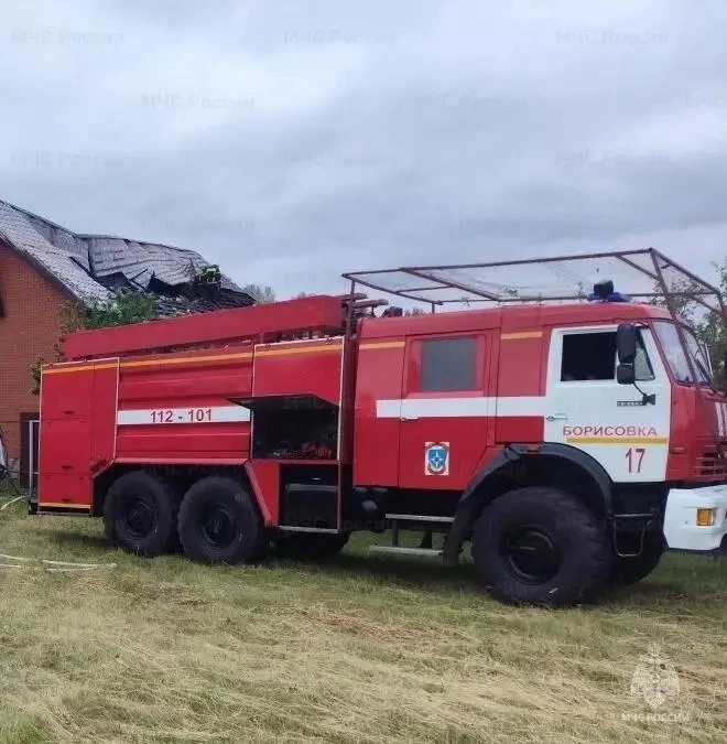🔥 В поселке Борисовка на улице Рудого огонь охватил кровлю жилого двухэтажного дома на...