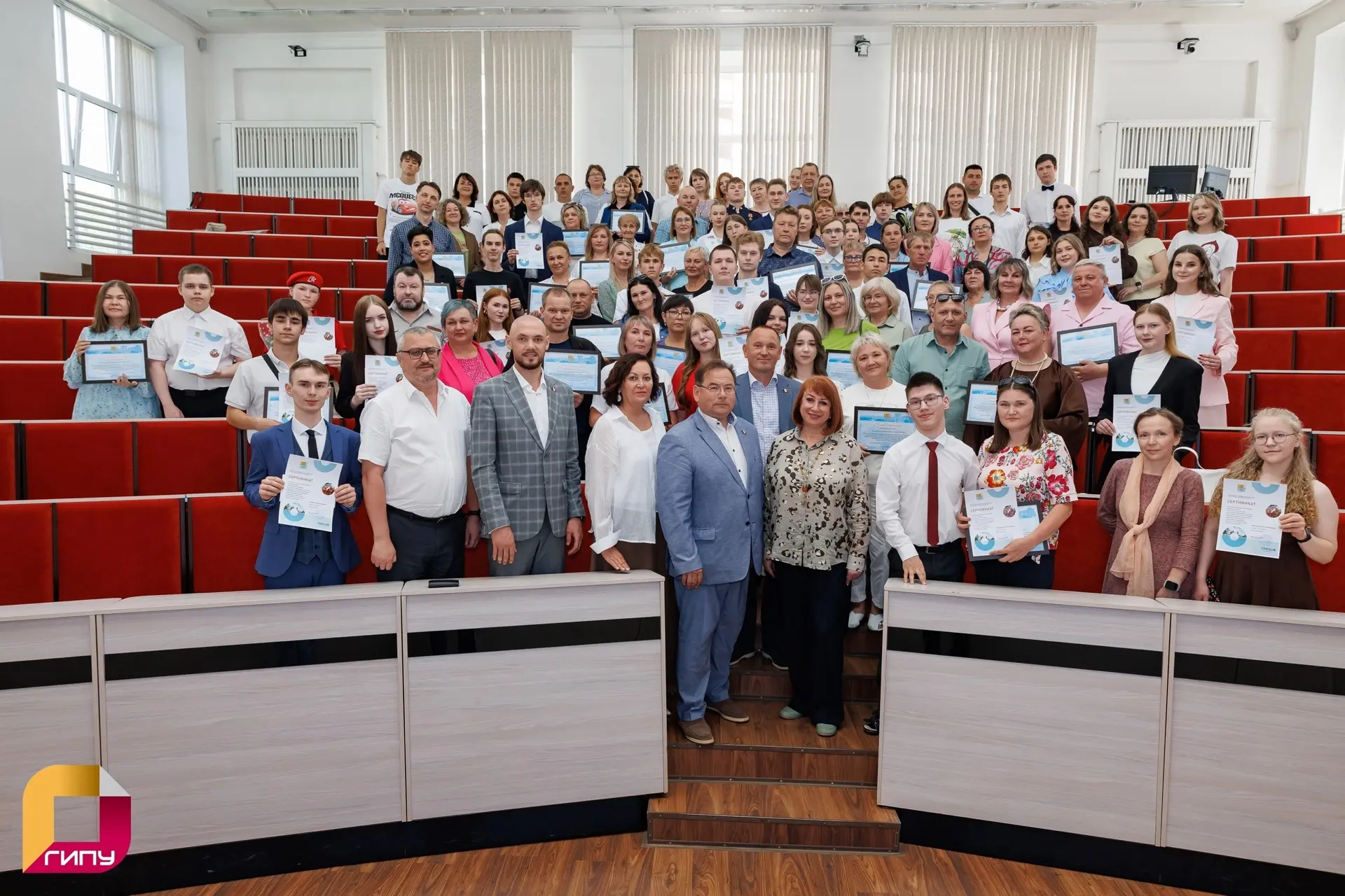 Лучшим ученикам и студентам Глазова вручены городские премии👏

Добрую традицию награждения молодых 