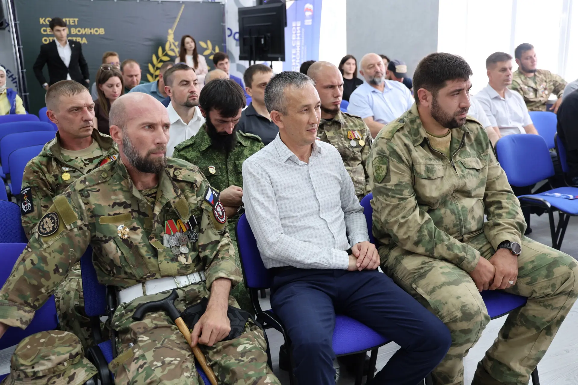 В Штабе общественной поддержки прошла встреча с ветеранами СВО и членами семей участник...