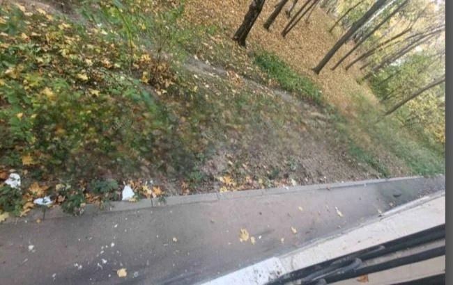 🗑️ За домом на Днепропетровской копится мусор