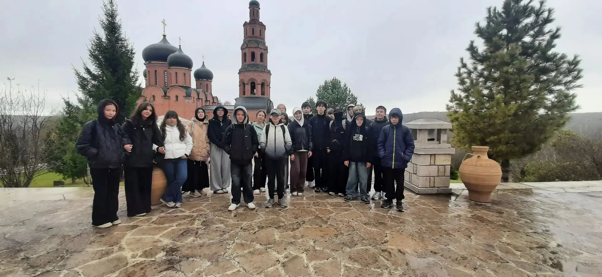🍁🍁🍁1 октября 8А класс съездил на экскурсию в Святые Кустики и на Красный Ключ.  Посе...