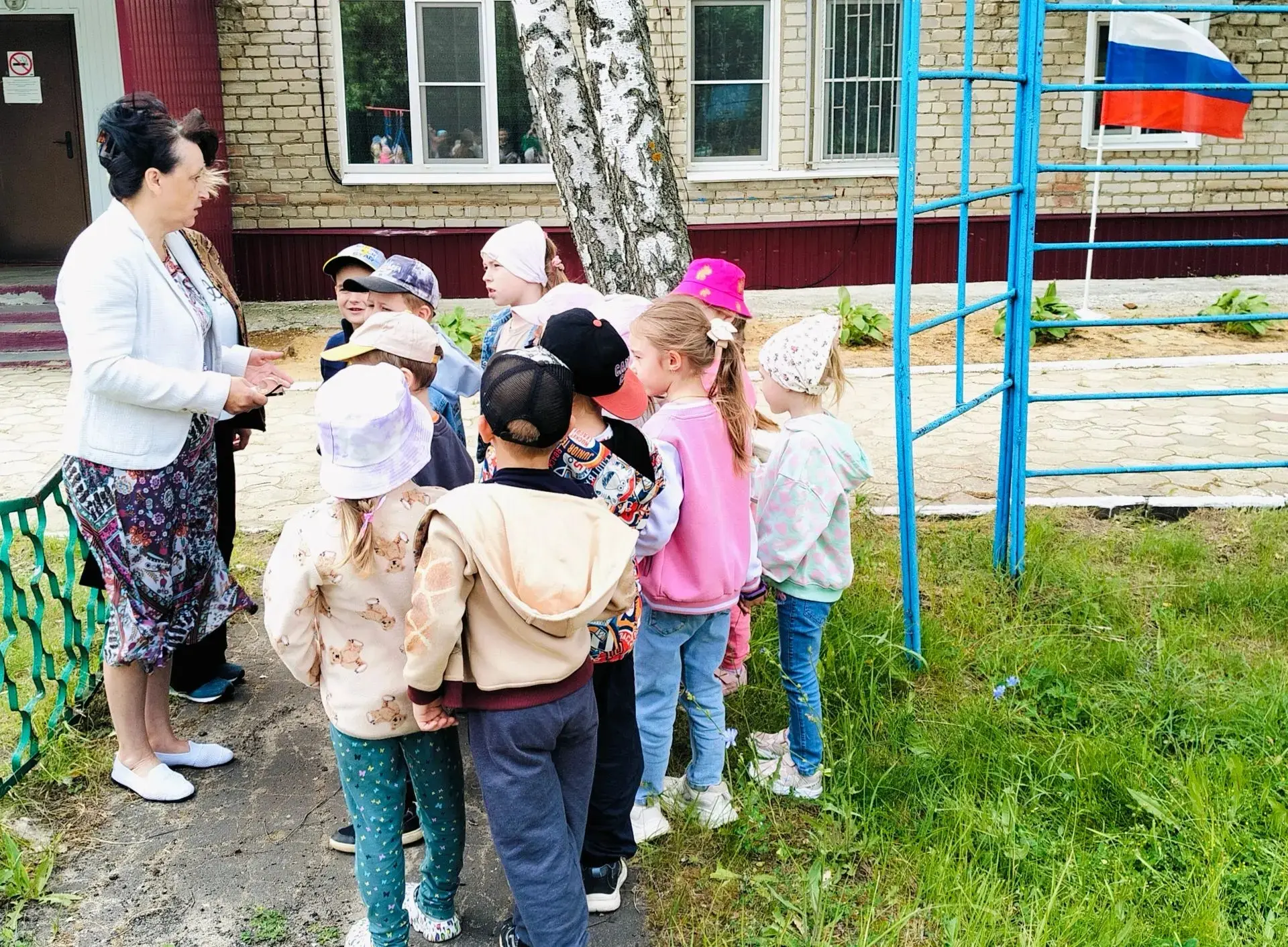 Путешествуем в поисках герба Краснослободска

🌟 Сегодня в детском саду "Улыбка" прошёл захватывающи