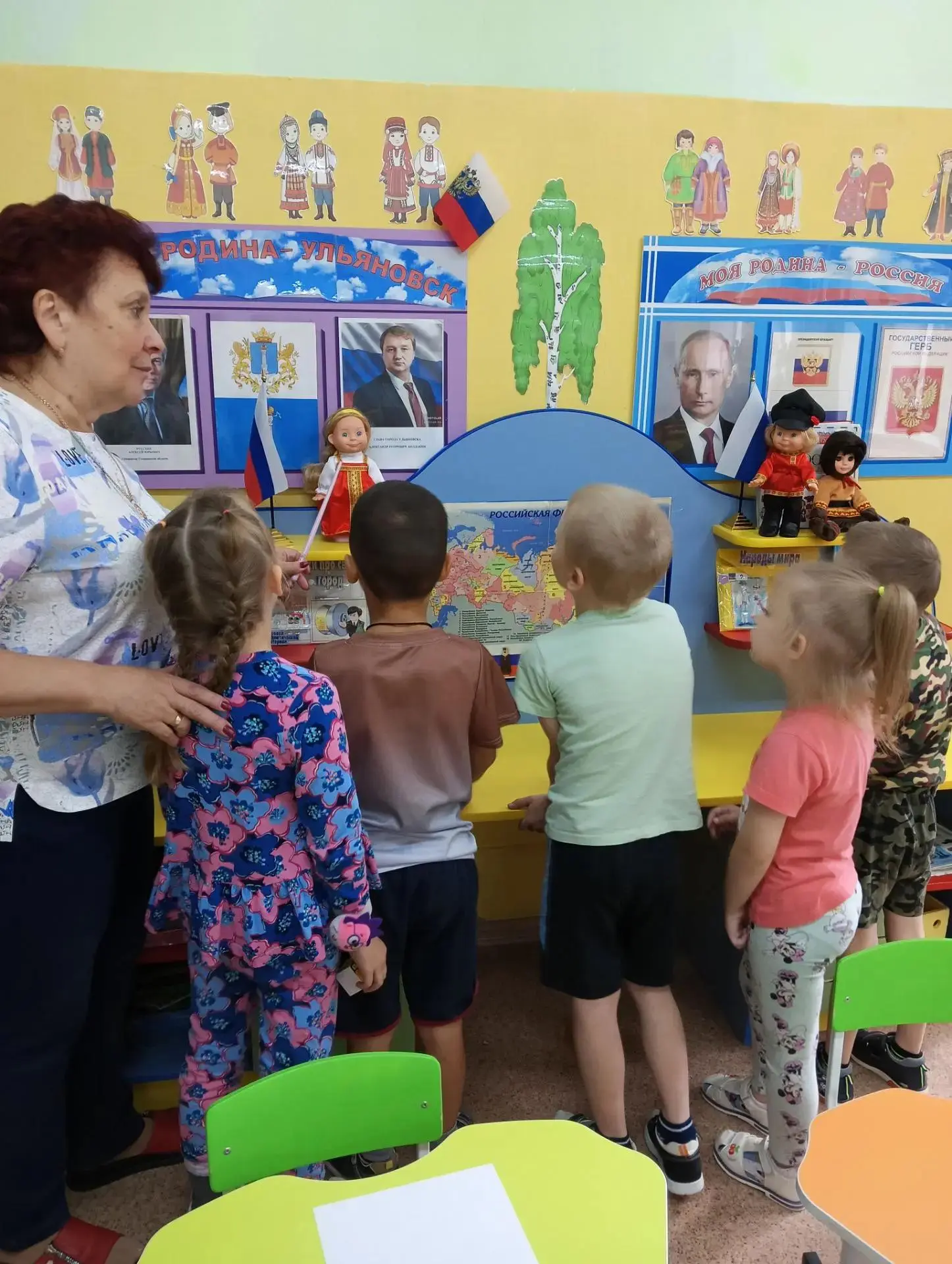Сегодня хотим поделиться с вами фотоотчетом с занятия по рисованию "Кукла в национально...