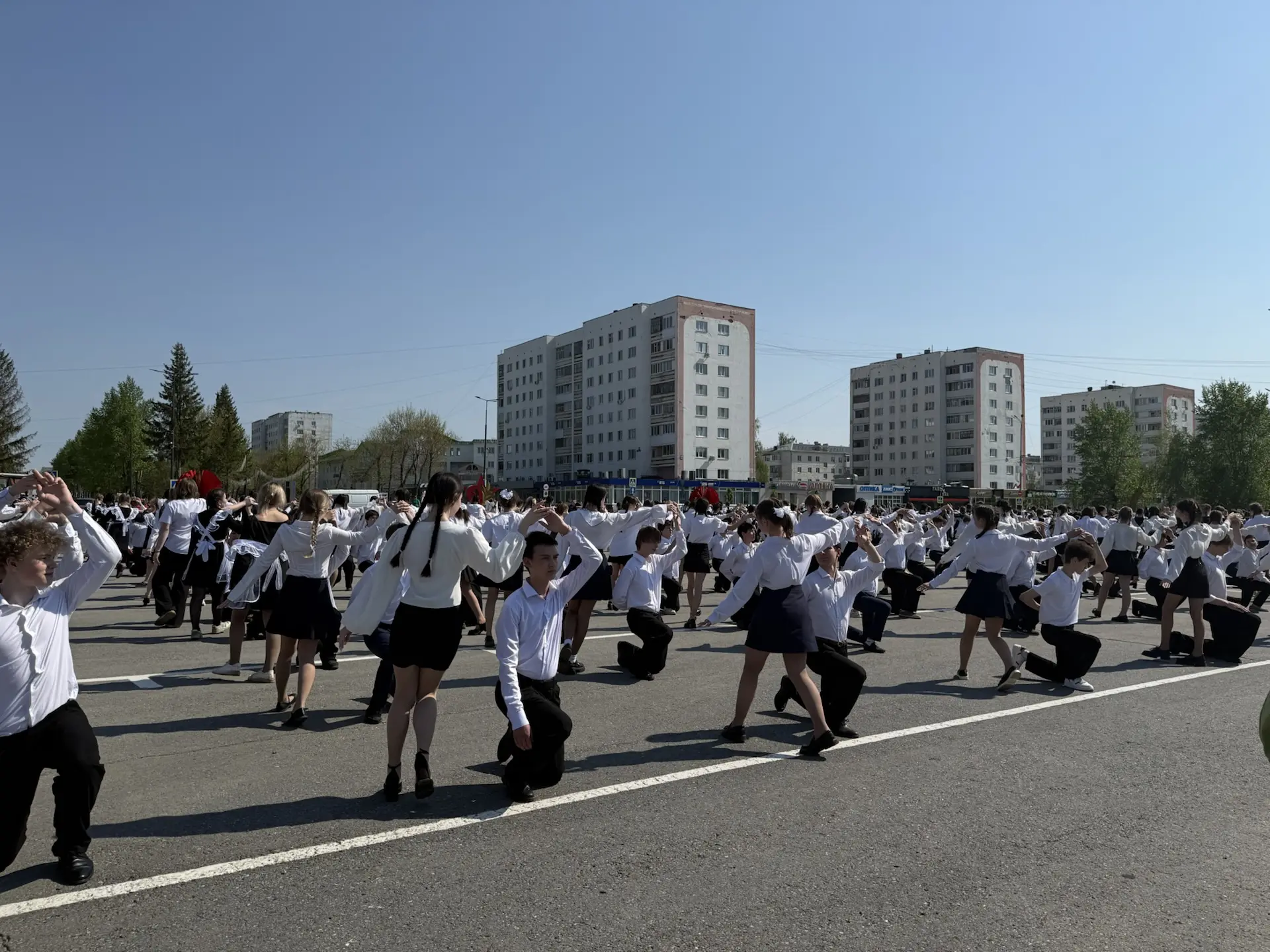 Сегодня наши выпускники приняли участие в масштабной  акции «Вальс Победы». Танец стал символом вечн