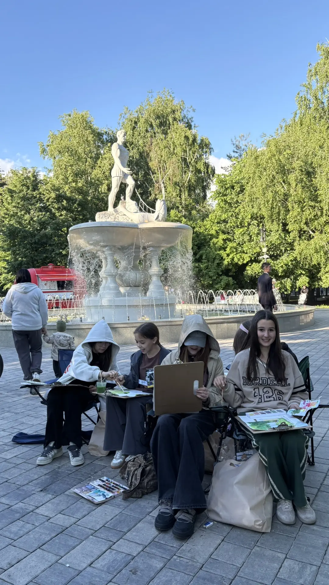 Сегодня, 3 июня 2026 года, в Саду Рыбака в Казани проходит ежегодный книжный фестиваль «Книга-фест —