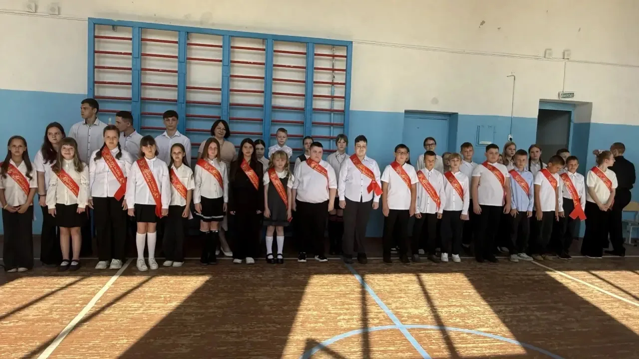 🎉 Звёздные ступени 2026: Последняя линейка перед каникулами! 
 
Сегодня в нашей школе прошла ежегод