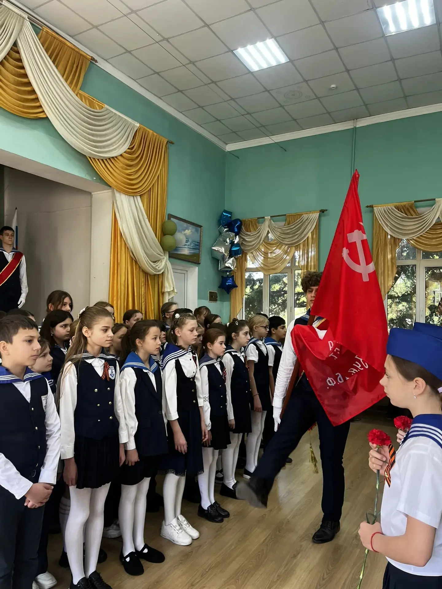 🧑‍🏫 Сегодня в стенах нашей школы царит особая атмосфера — атмосфера глубокого уважения, памяти и гор