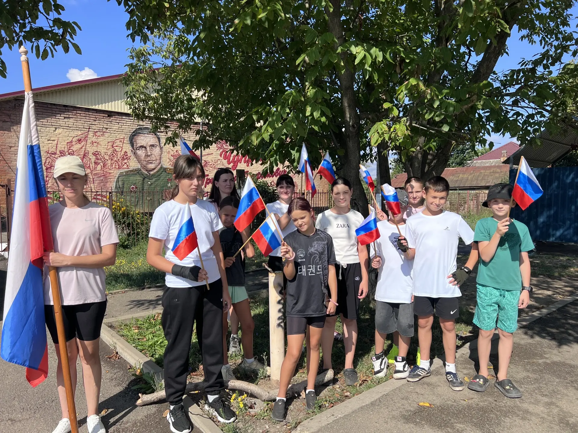 🏃‍♂️🏃‍♀️ Бодрость духа и гордость за страну: наши школьники приняли участие в праздни...