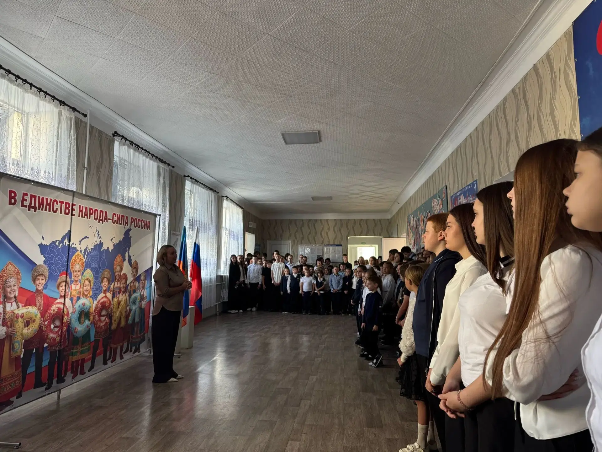 Традиционное утро понедельника началось с торжественной линейки. 🎓