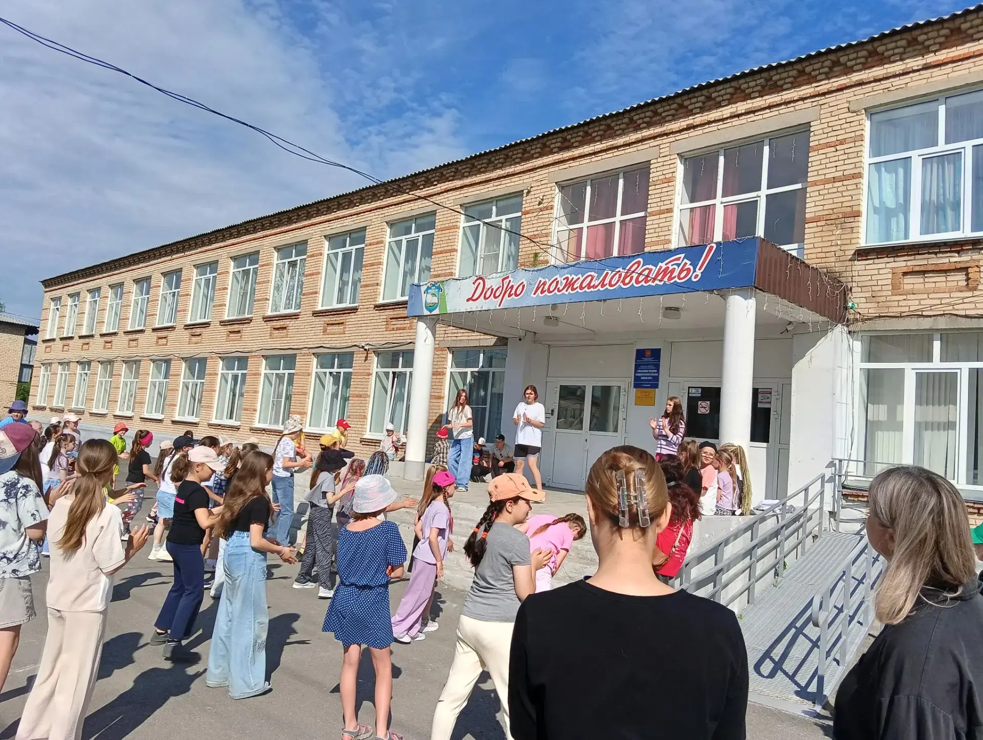 🌞 Первый день нашей второй лагерной смены

Утро началось с  весёлой зарядки💪✨.
 После вкусного зав