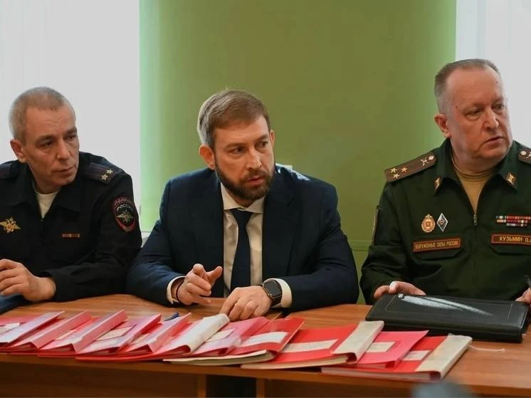 Глава Петроградки Дмитрий Ваньчков обсудил проведение весеннего призыва в районе   В Петроградском р