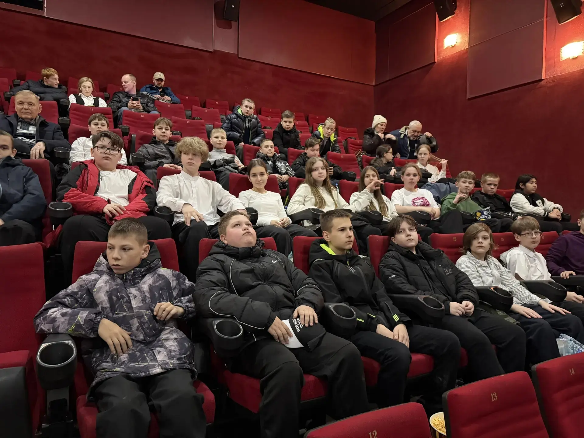 Сегодня, 9апреля, в рамках Недели космоса учащиеся 5а, 6г и 6д классов посетили кинотеатр и посмотре