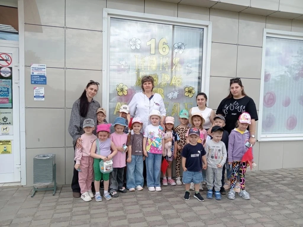 # Ребята из детсада отправились в аптеку-апрель рисовать лето!