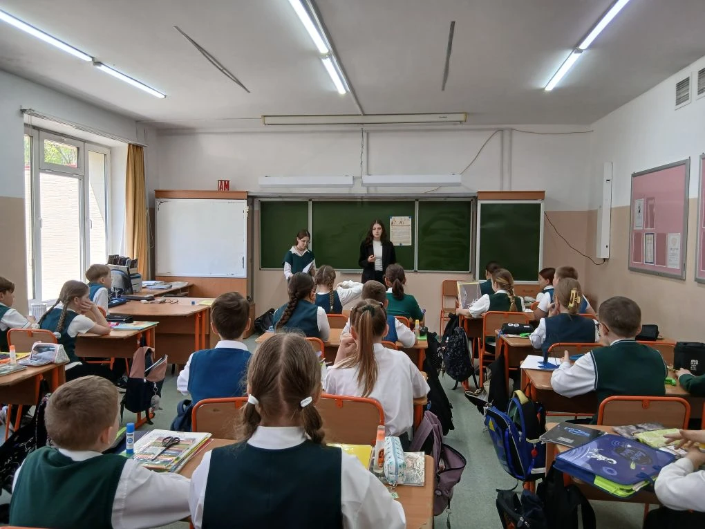🕊️ К истокам слова на крыльях пера!  На этой неделе волонтёры нашего корпуса «ЖИЗНЬ» провели серию м