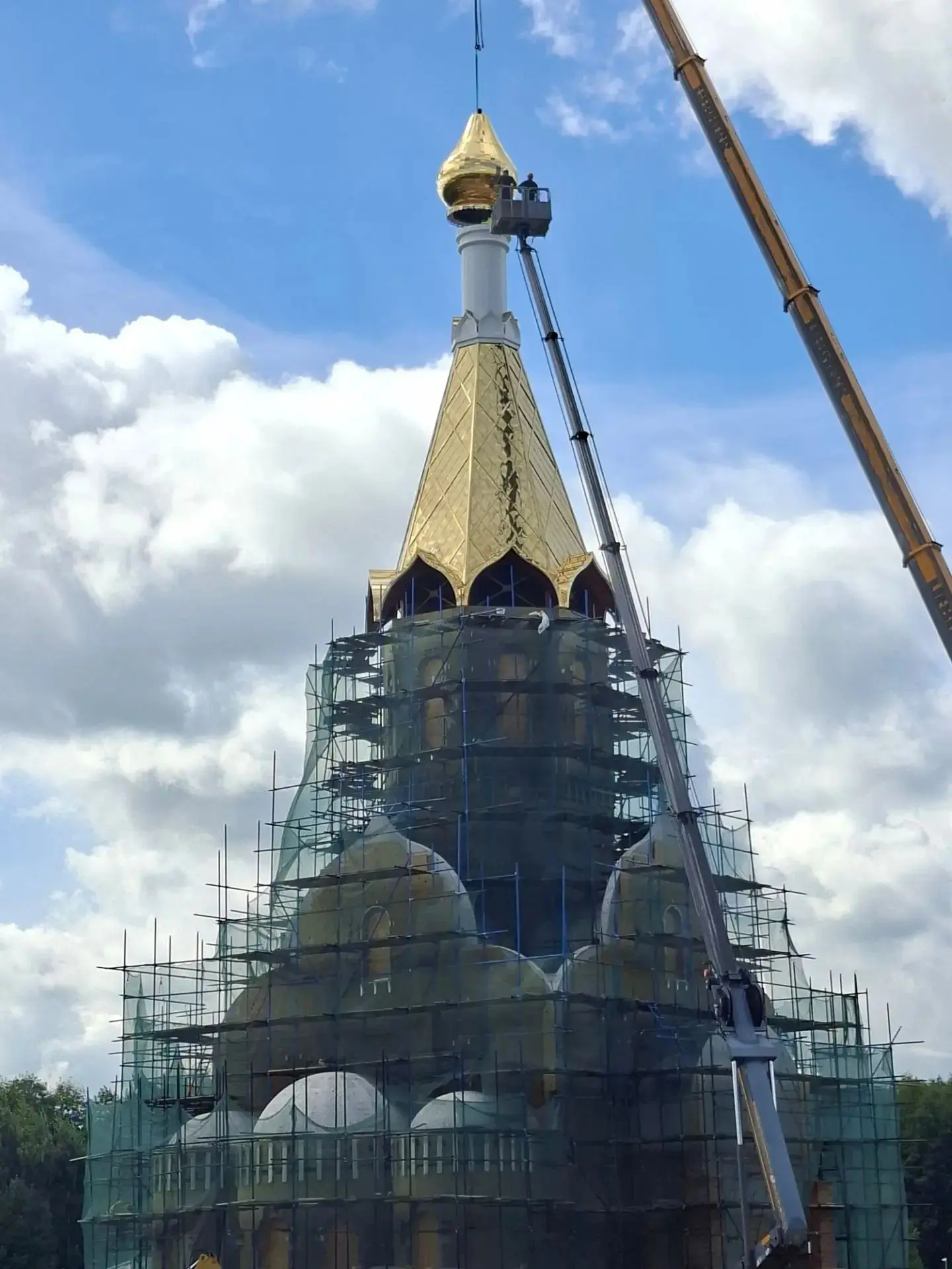 Сегодня на Воскресенском храме монтируют главную купольную композицию: в небо возносятс...