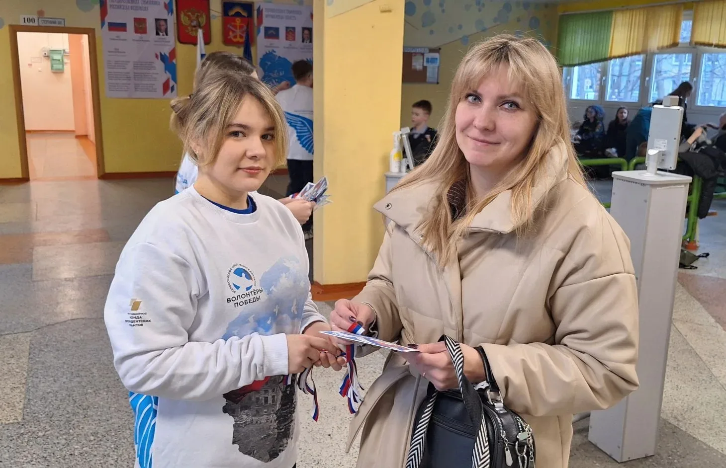 🇷🇺 Наши кадеты - активисты школьного отряда "Волонтёры Победы" провели акцию по раздаче лент триколо