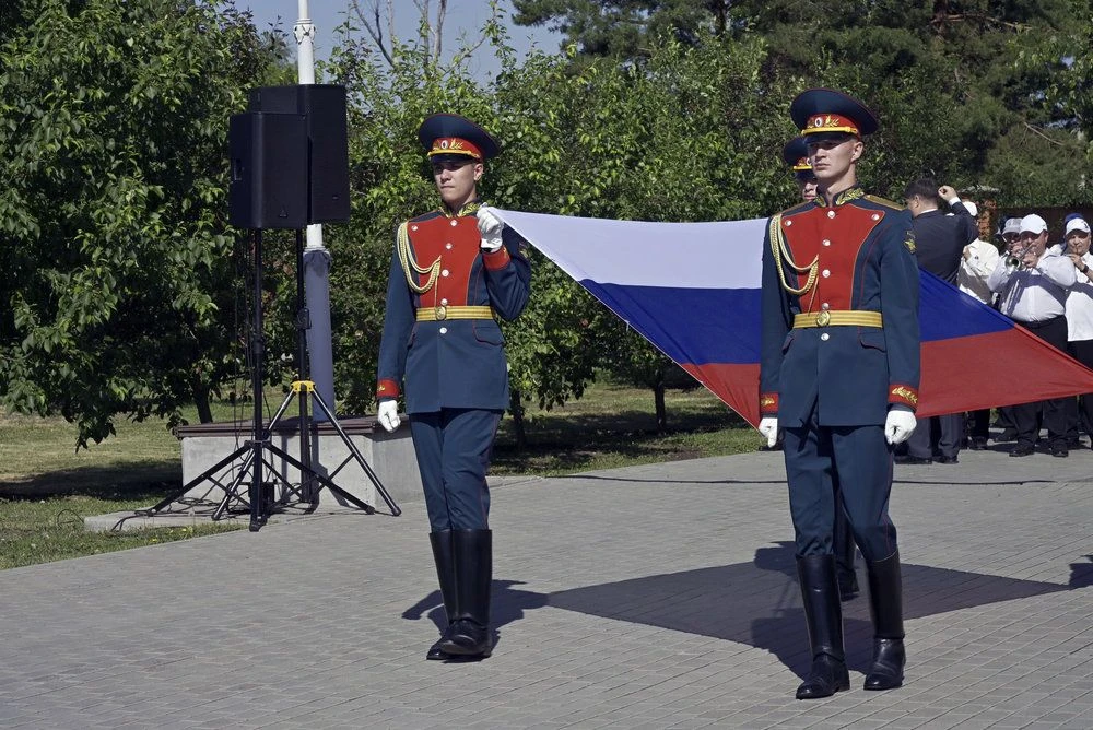 ⚡️ Торжественной церемонией поднятия государственного флага отметили День России в Барн...