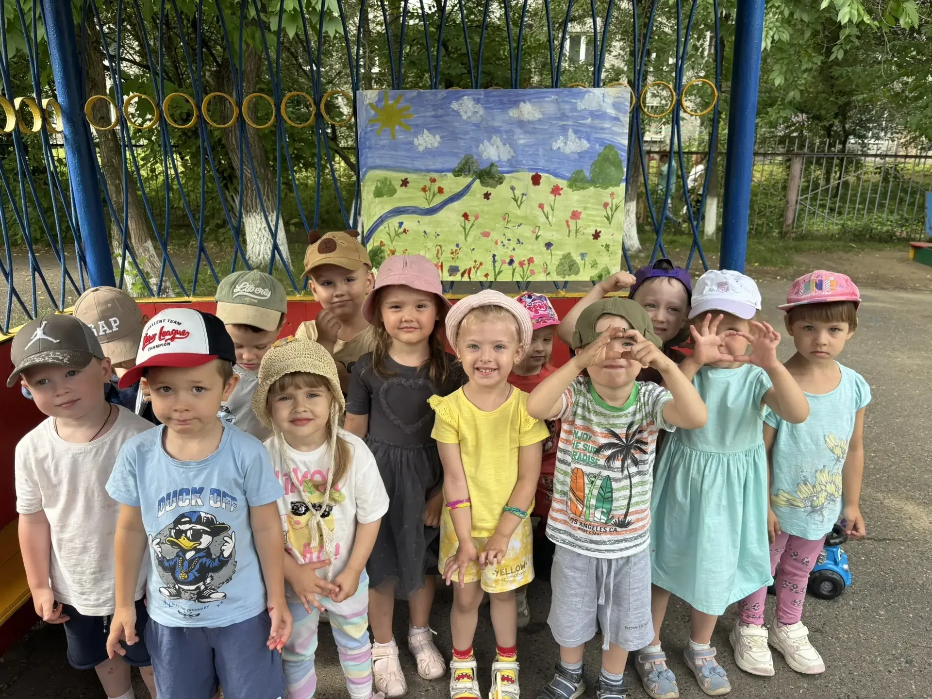 Яркие краски лета: как прошёл наш конкурс рисунков на верандах! ☀️🎨

Сегодня в нашем детском саду в