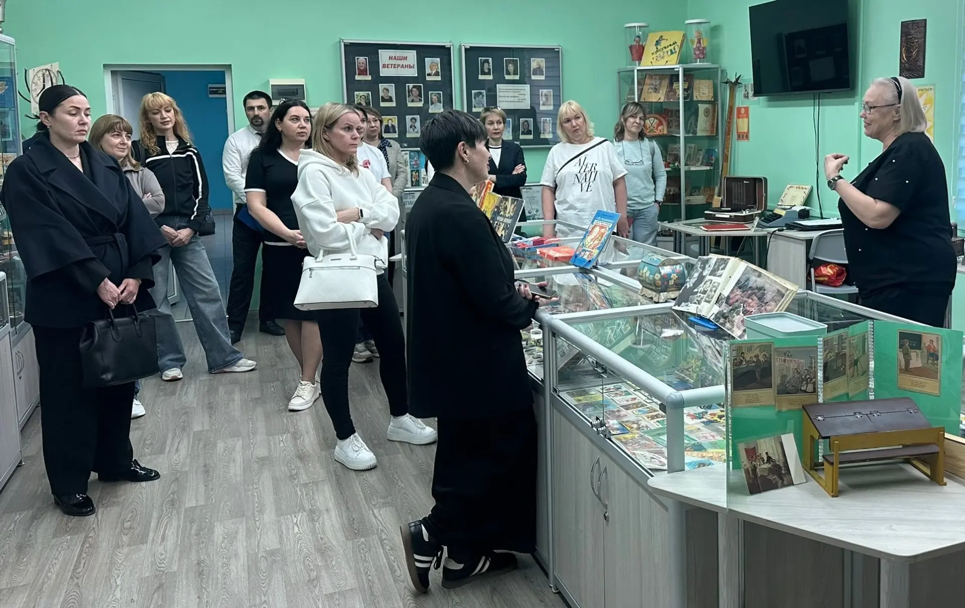 Целых два дня наш школьный музей принимал гостей.  Сначала в музей пришли ребята из 5 класса. Они сл
