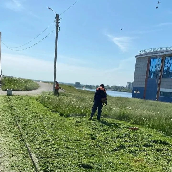 Работа на благо города продолжается без выходных 🚜   Дорожники АО «Город» продолжают подготавливать 