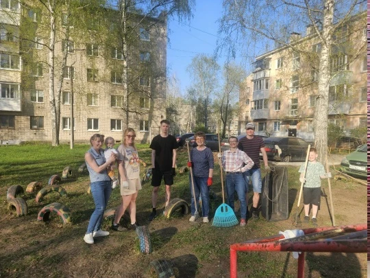 Активные жители ул. Кабалевского, д.5 вышли на субботник и завершили уборку общей терри...