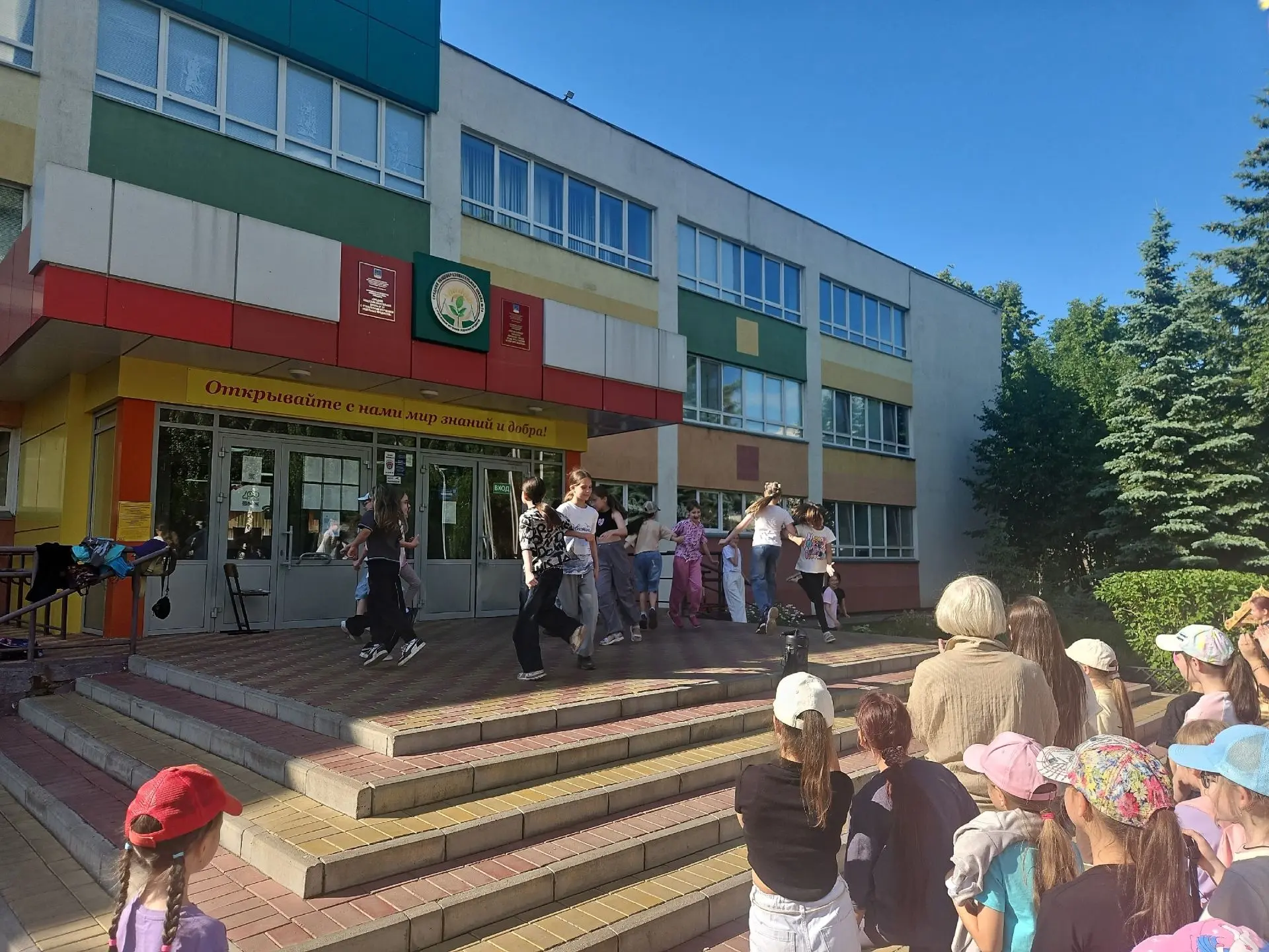 Танцевальный баттл.
Каждый день летних каникул воспитанники пришкольного лагеря «Радуга» проводят ве