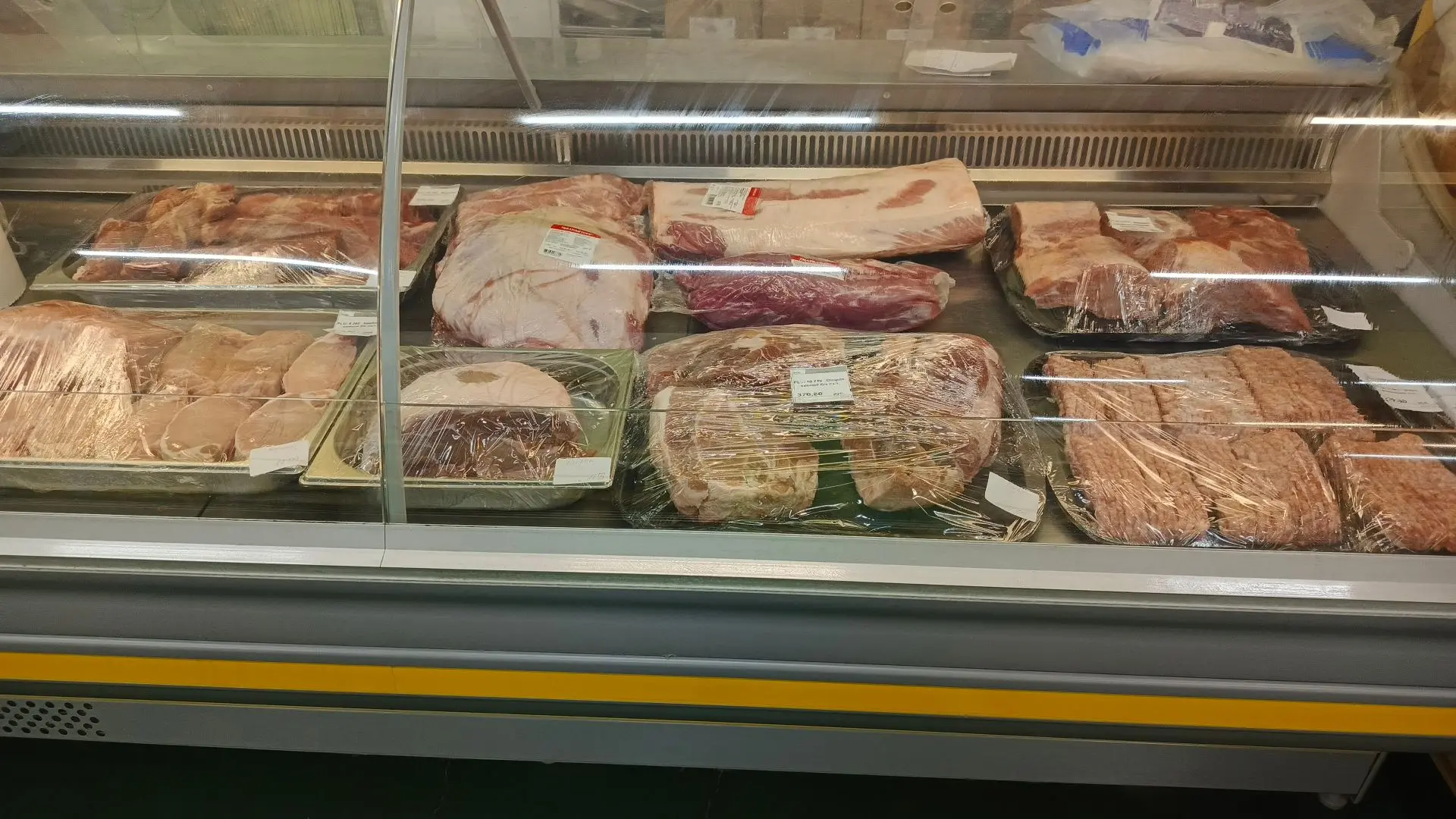 Всегда в наличии есть ✅ свежее мясо 🥩 по приятным 😋 ценам
