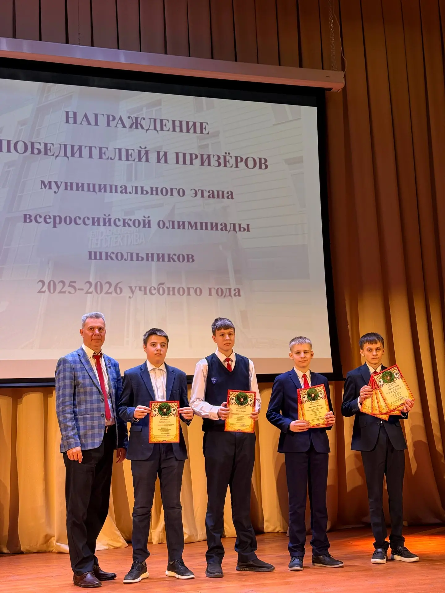 В пятницу в нашей школе торжественно завершилась Неделя науки. 🧬 ✅В течение недели учащиеся приняли 