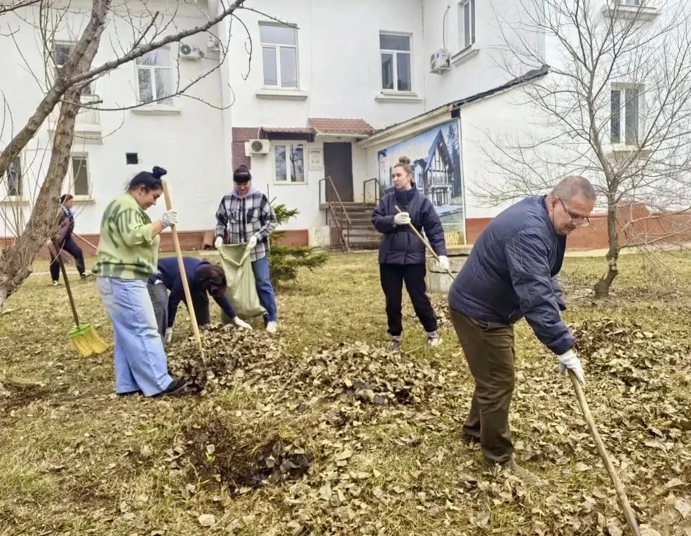 Чистота — дело общее!   🧹Работники культуры провели субботник на территории городского Дома культуры
