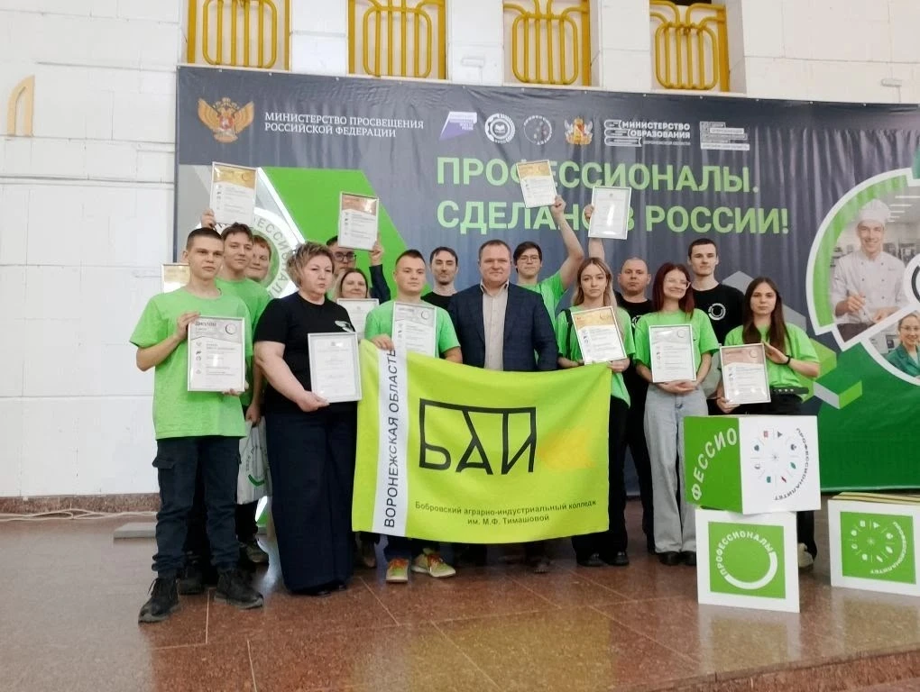 🌼С Днем семьи, любви и верности! ❤ 
 
Говорят, что колледж — это вторая семья. И мы с этим абсолютн