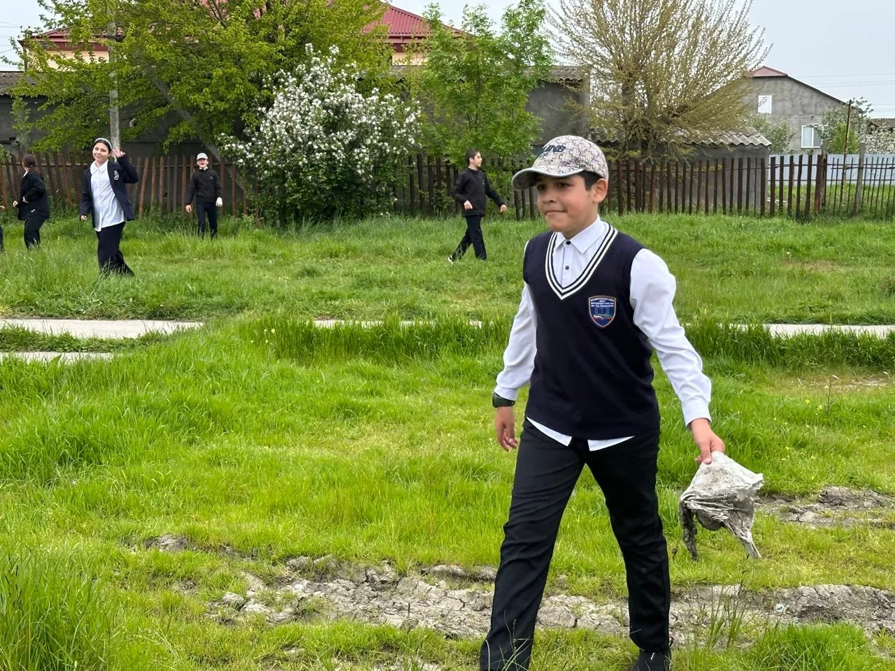 Трудовой десант «Уборка школьной территории».Сегодня  учащиеся 6 «В» класса дружно вышли на уборку т