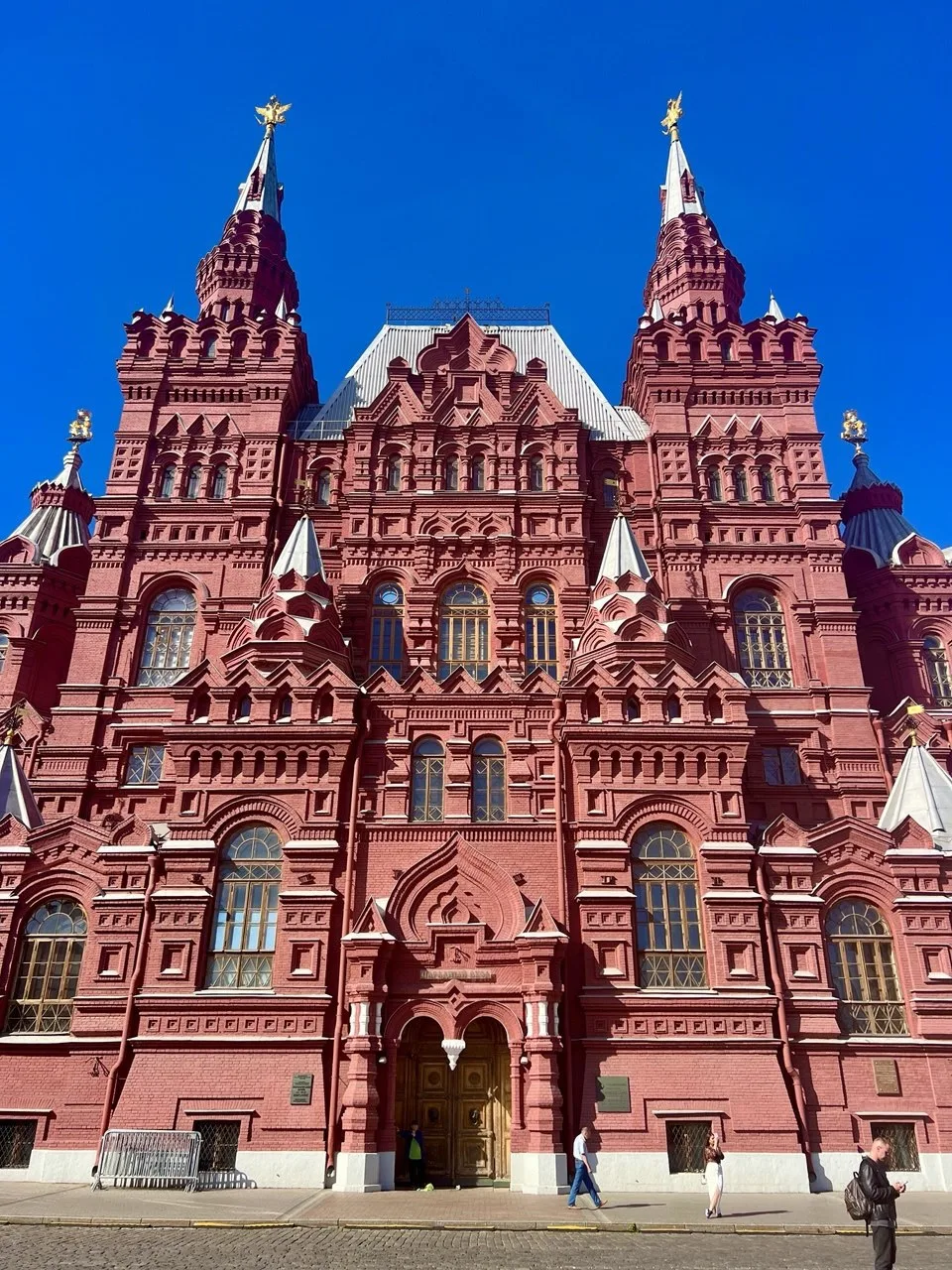 Курс пойти в Москве в выходные 20 - 21 июня? 

Советуем новые выставки и фестивали в городе: 
⚪️В Тр