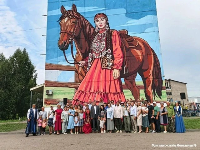 «Башкирка с лошадью»: первый мурал расцвёл на фасаде в Чишмах