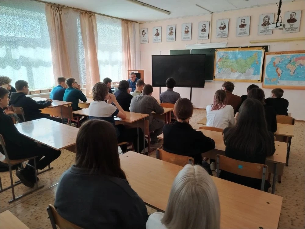 ✅Нашу школу посетил прокурор города Топки Трефилов Алексей Олегович. Он провел ознакомительную  лекц