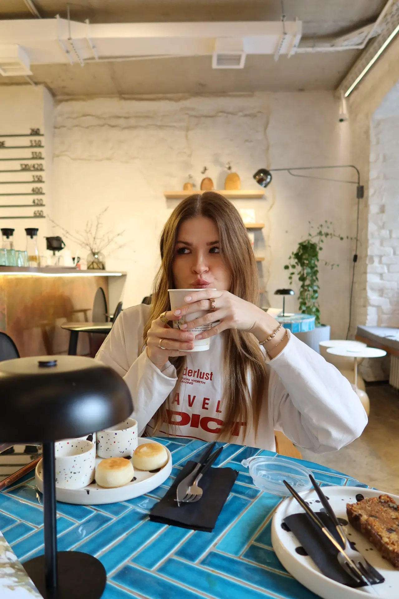 Даже в такую пасмурную погоду можно приятно провести время ❤️ вместе с Викулей 🌸