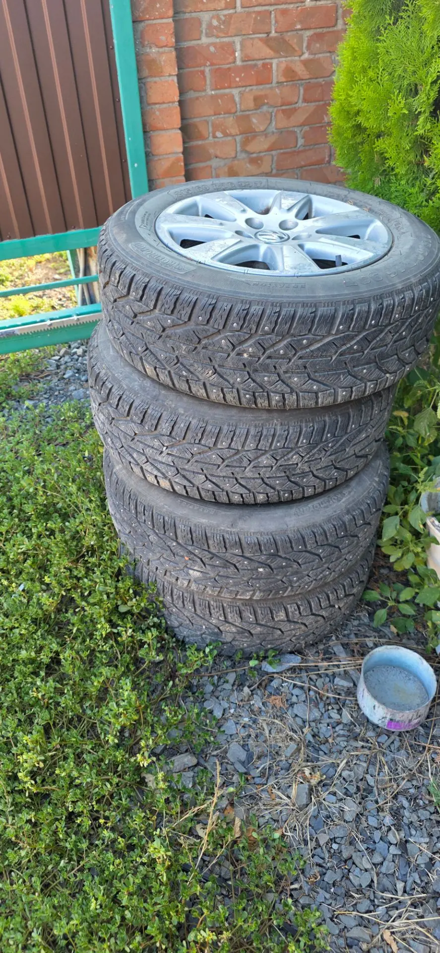 Продам зимнюю резину на алюминиевых дисках 215/60 R16 99T с Фольксвагена в хорошем сост...