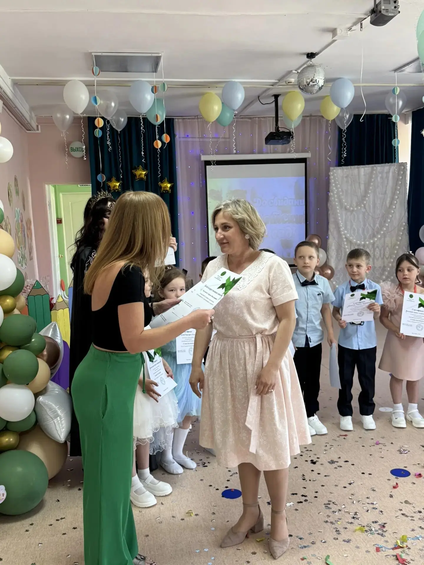 ✨🥳 НАШИ ЛЮБИМЫЕ «БУСИНКИ» ПОПРОЩАЛИСЬ С ДЕТСКИМ САДОМ! 🥳✨

Друзья, какое же это было трогательное 