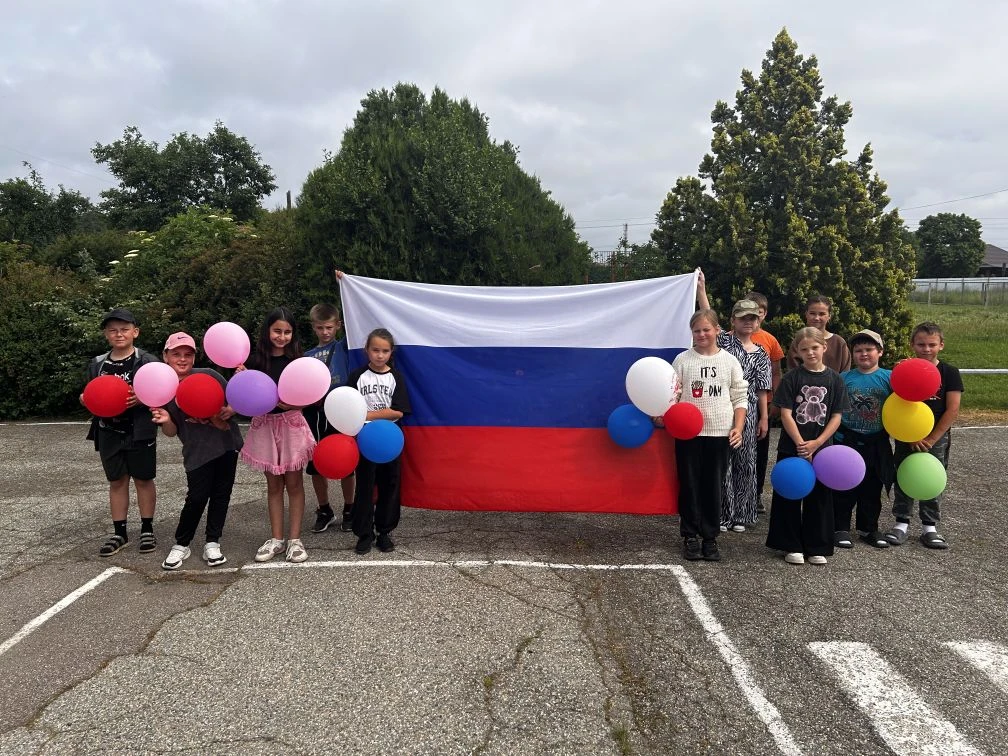 Нам праздники для радости даны,
Мы знаем их немало, самых разных,
Но день России, день родной страны