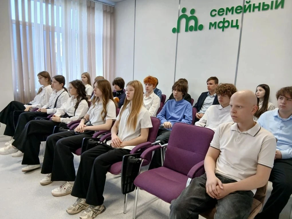 Ученики 8а класса посетили МФЦ, где для них провели серьезную и важную беседу о культуре общения и н